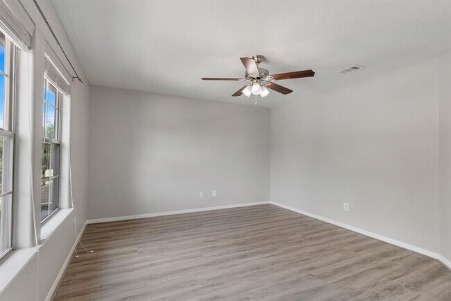 Building Photo - 2721 Sandberry Dr