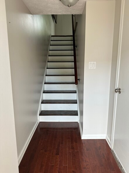 Building Photo - 5035 Hamilton Dr