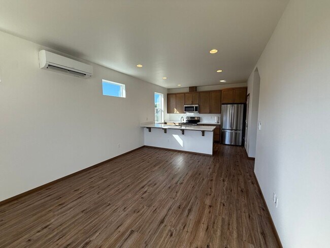 Building Photo - 3Bd/2.5Ba Everett Condo