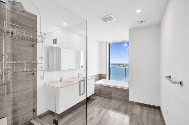 Building Photo - 1300 Brickell Bay Dr
