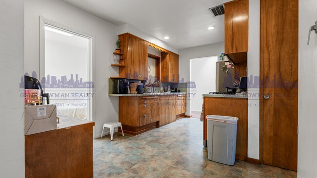 Building Photo - Dorothy