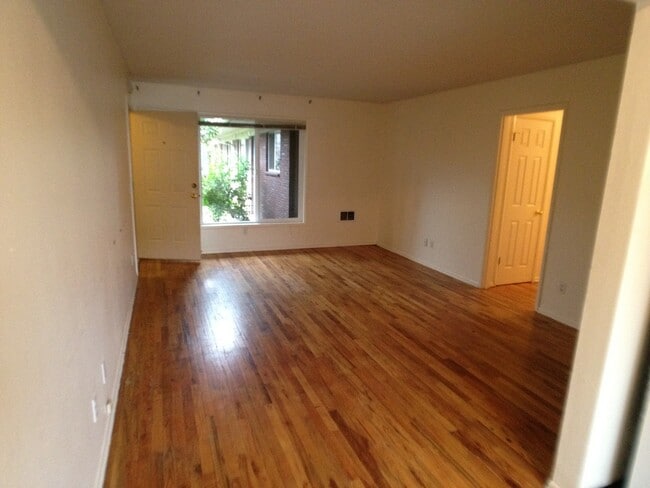 Building Photo - Lower 2bed/1bath in Alberta Arts! Off street parking, dw, hardwoods, all dogs welcome!