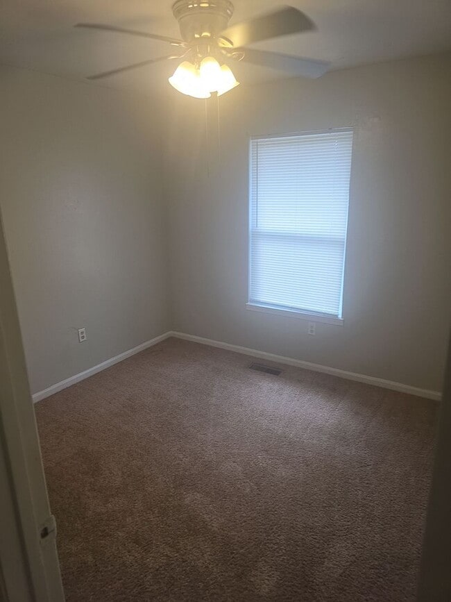 Building Photo - Near Prisma Health 2 bed 1.5 bath Townhome