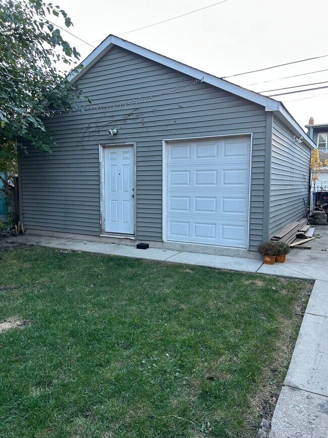 Building Photo - 2520 N Talman Ave