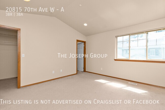 Building Photo - Sun-filled 3 bed/2.5 bath in Lynnwood!