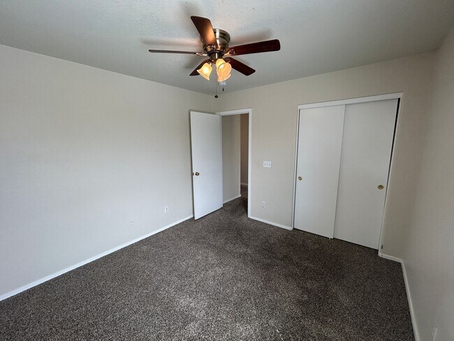 Building Photo - 18529 W Mariposa Dr