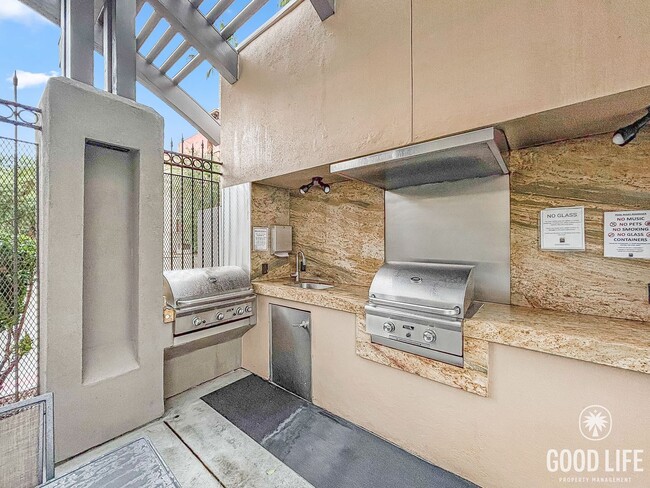 Building Photo - Charming 2BD/2BA Condo in Hillcrest W/ W/D...
