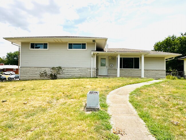 Building Photo - For Lease: Split-Level Ranch Home (4-Beds/2-Baths)