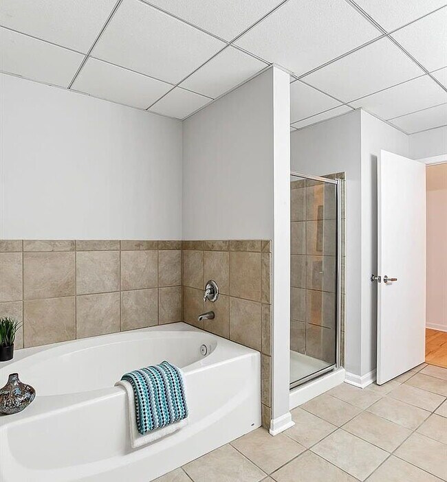 Building Photo - "Chic Urban Living: Spacious 2-Bedroom Ret...