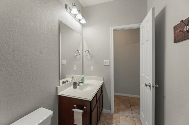 Building Photo - 5531 Drumlin Field Way