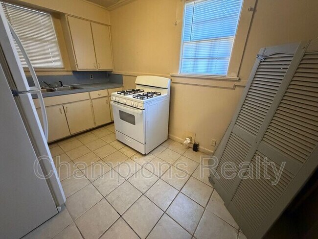 Building Photo - 2802 Pecan St