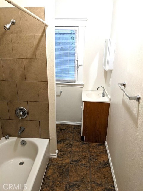 Building Photo - 234 W 4th St