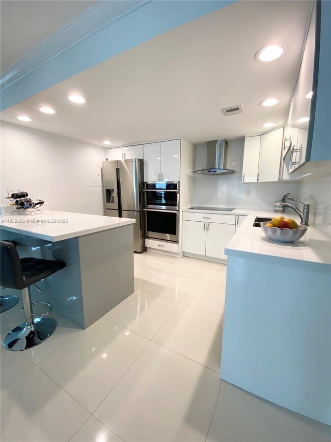 Building Photo - 5415 Collins Ave