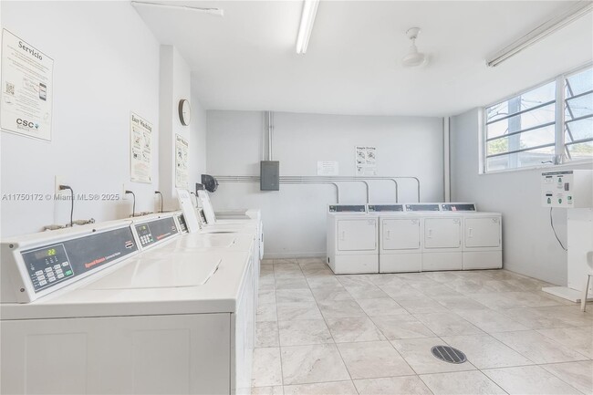 Building Photo - 9700 W Bay Harbor Dr