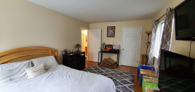 Building Photo - Centrally located, elegantly updated 2-bed...