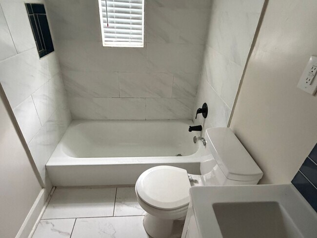 Building Photo - 3 BR/1BA | Newly Renovated Cottage| Cove security system| Fully fenced backyard