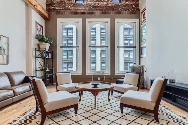 Building Photo - Stunning Downtown Loft w/23 ft. Ceilings -...