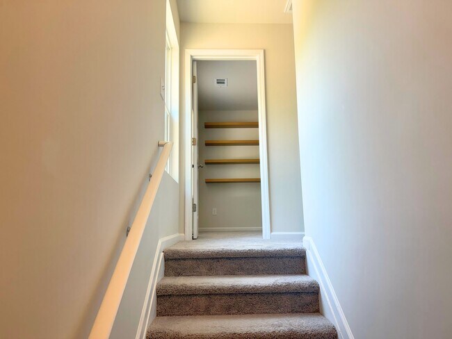 Building Photo - 106 White Rapids Way