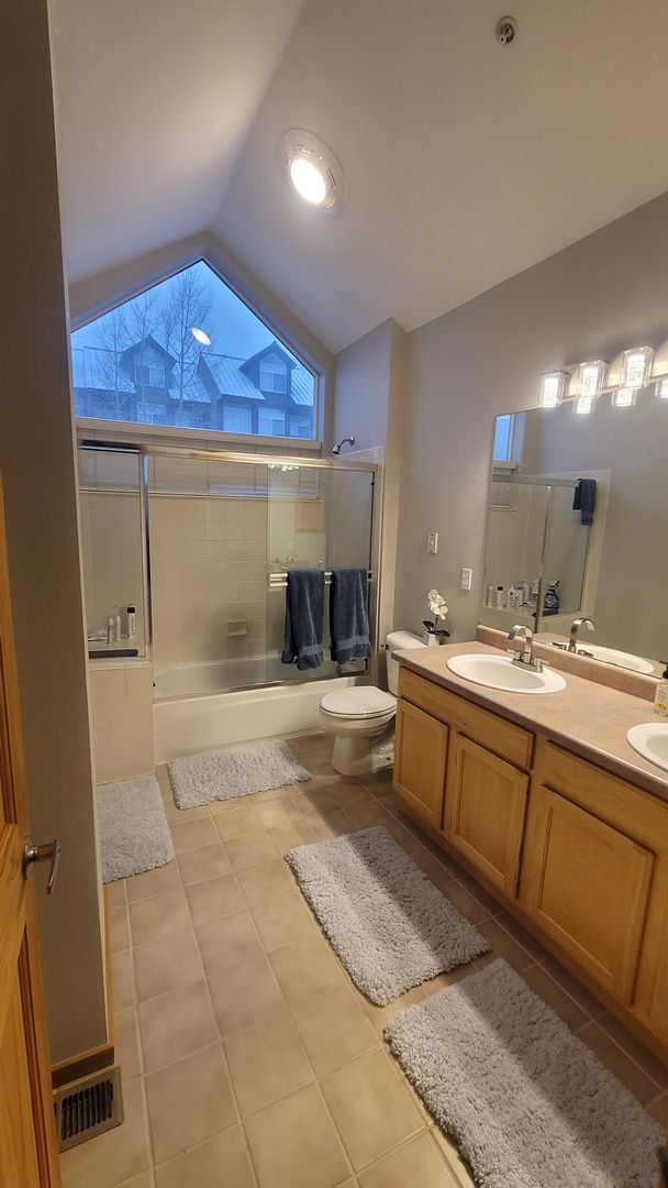 Building Photo - Spacious Townhome with Amazing Views