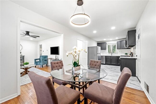 Building Photo - 801 N Evelyn Pl NW