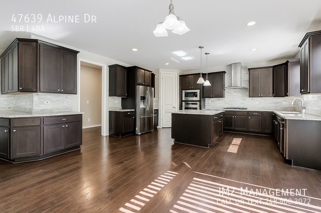 Building Photo - 47639 Alpine Dr