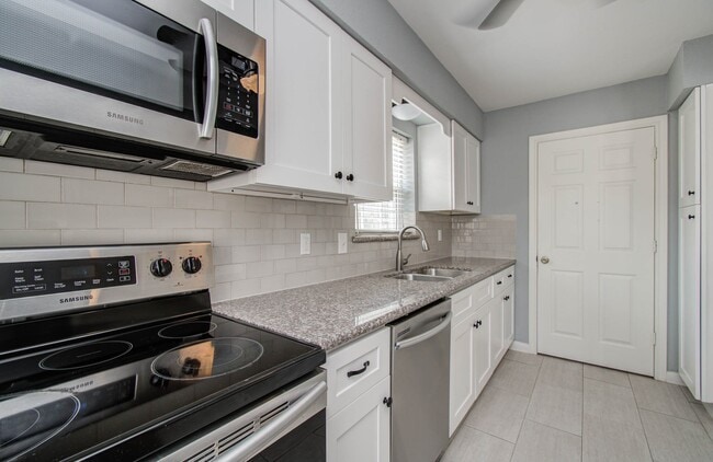 Building Photo - 402 Bendwood Dr