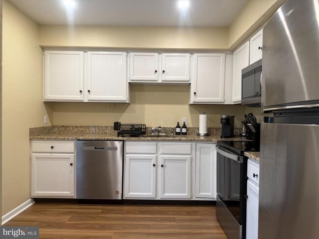 Building Photo - 180 Valley Stream Cir