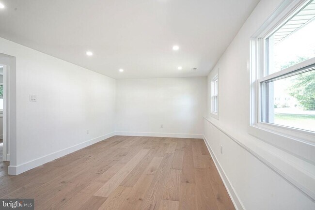 Building Photo - 316 Farmdale Rd