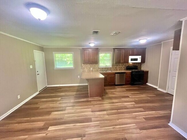 Building Photo - Tour Today! 3 Bedroom 2 Bath Single Family Home in Longview!