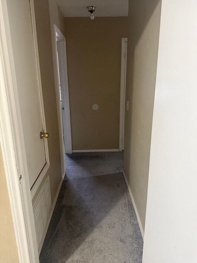 Building Photo - 1128 N Eagle Ln