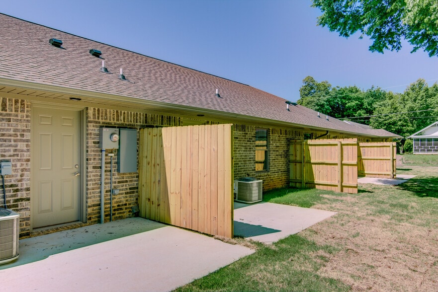 Property Rear - 911 Pecorella St E