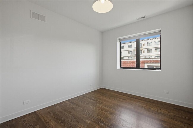 Building Photo - 650 N Green St