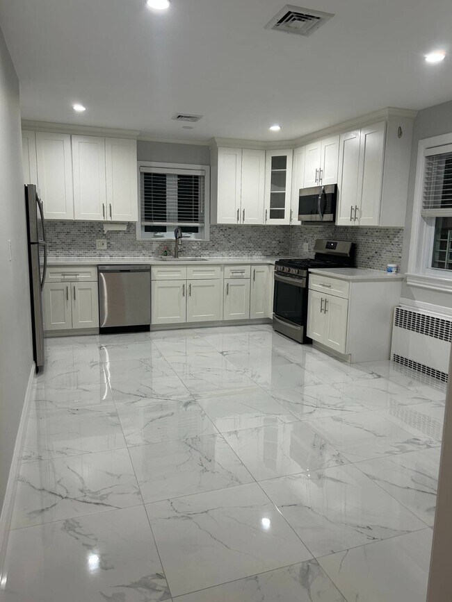 Building Photo - 260 Eastchester Rd