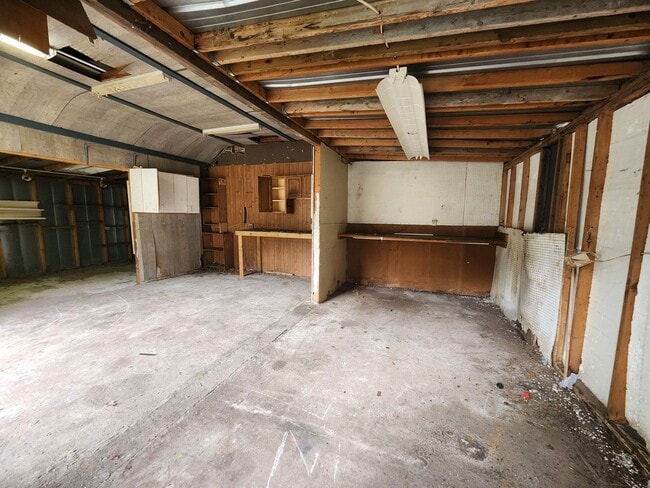 Building Photo - 3 Bed 2 Bath  FENCED land w/ Workshop 3 Miles from WEC!