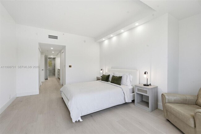 Building Photo - 251 Crandon Blvd