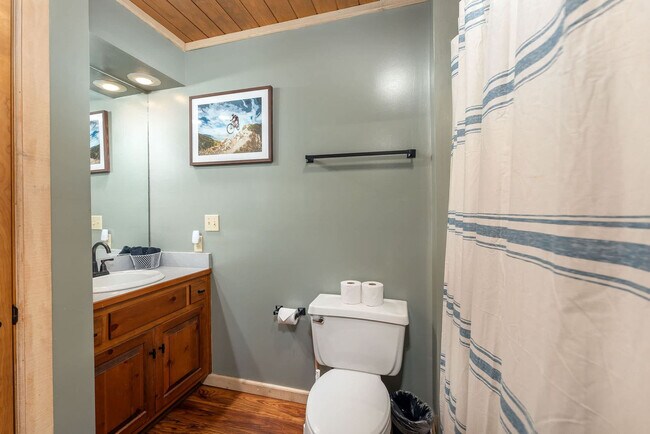 Building Photo - 401 Lookout Dr