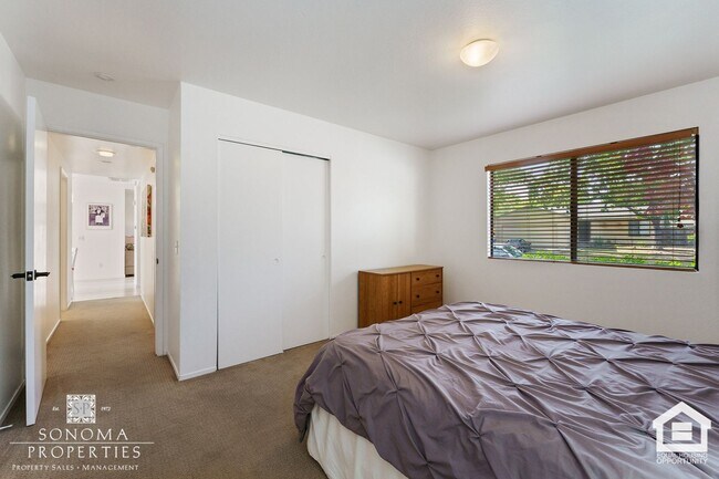 Building Photo - Beautifully Maintained Duplex in Glen Ellen