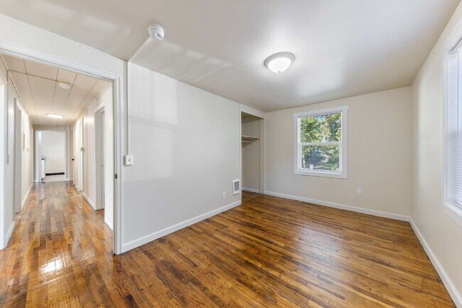 Building Photo - Updated 3 bedroom duplex