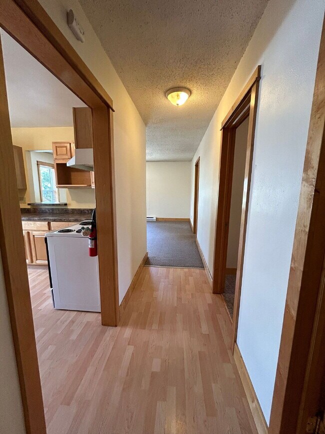 Building Photo - New On Market - 3 Bedroom, 1 Bathroom Duplex