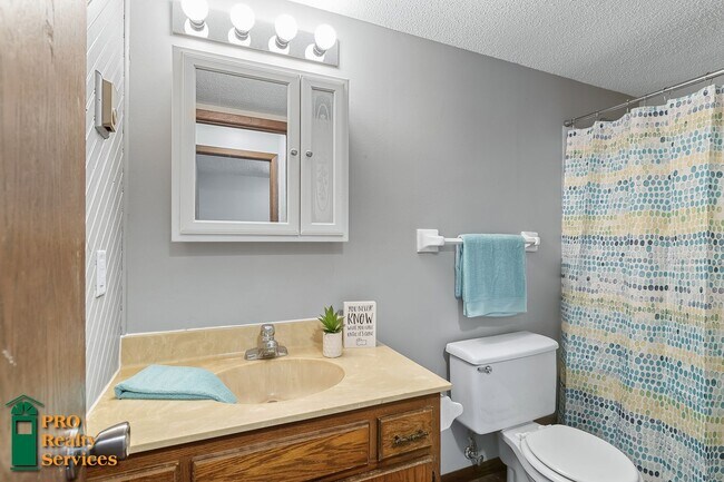 Building Photo - Spacious 4 Bedroom Home **Half Off October...