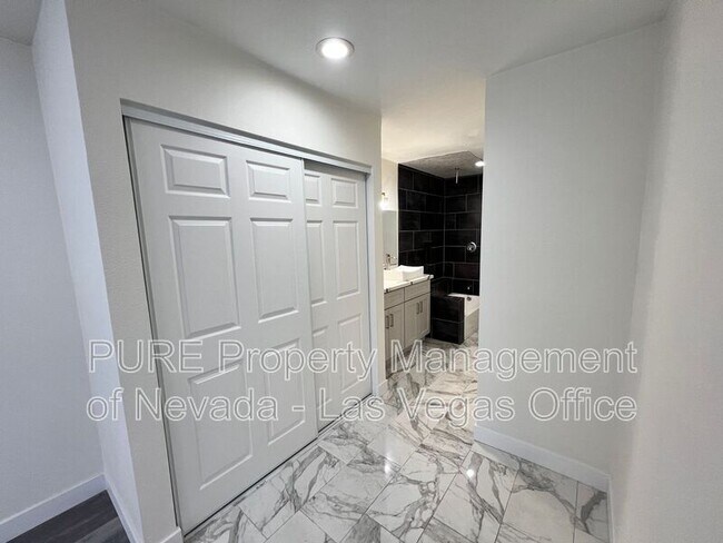 Building Photo - 1405 E Vegas Valley Dr