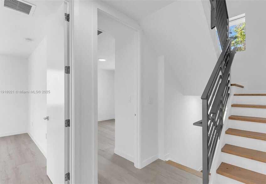 Building Photo - 3204 Plaza St