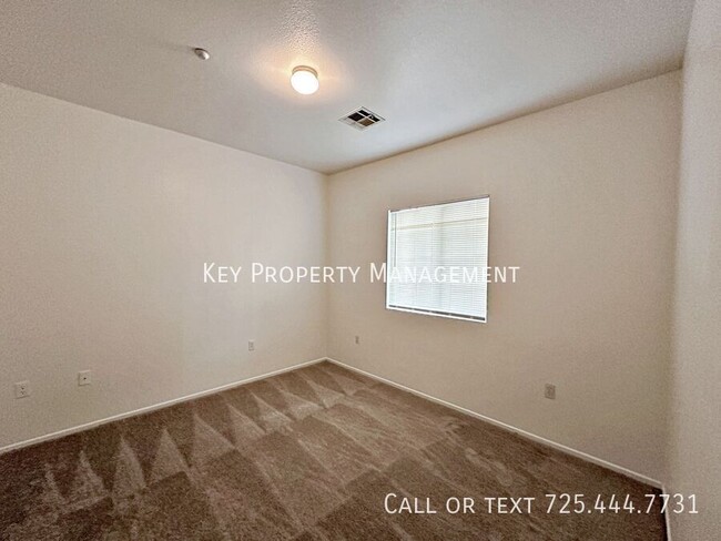 Building Photo - TRI-LEVEL 3 BEDROOM, 2.5 BATH TOWNHOME IN ...