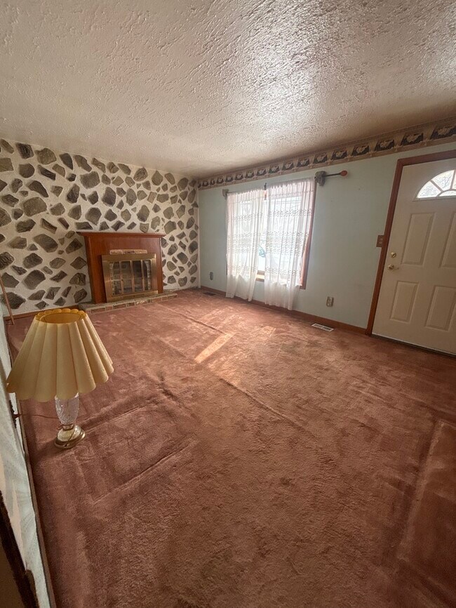 Building Photo - 4 bed 1 bath