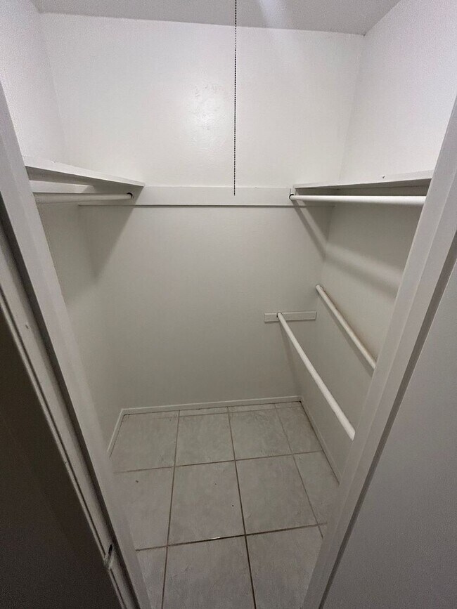 Building Photo - 1006 Holly Hill Ct