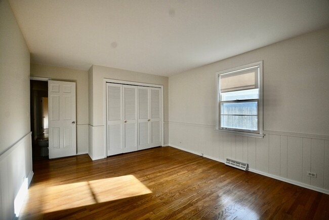 Building Photo - 609 Loomis St