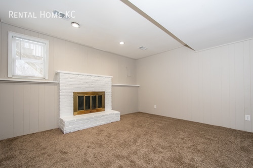 Building Photo - Roomy 3-bed/2-bath Duplex w/Fin Bsmt, fenc...