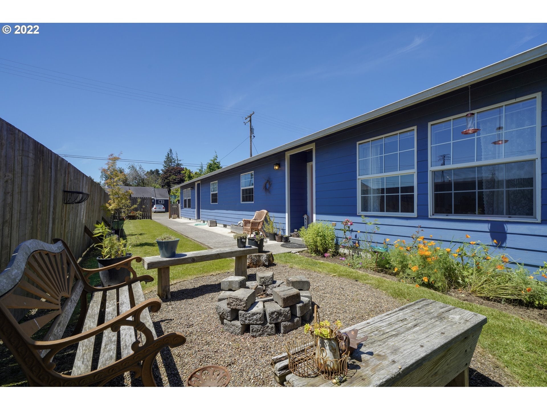 Front yard area - 909 Madrona Ave