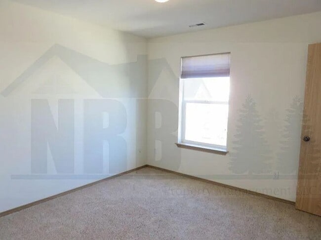 Building Photo - Stunning and cozy house in Dupont!