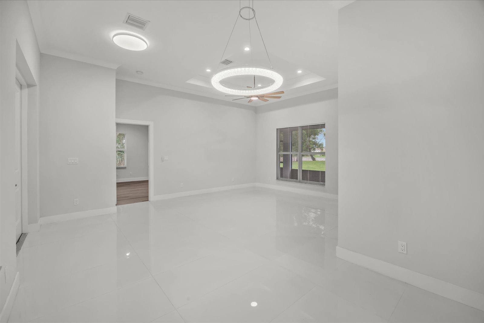 Building Photo - 419 SW Namoit Pl